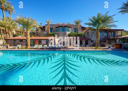 Das INN im Oasis Hotel, Furnace Creek, Swimmingpool und Palmen im Desert Death Valley National Park, Kalifornien, Nordamerika, USA Stockfoto