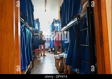 Nicht exklusiv: ZAPORIZHZHIA, UKRAINE - 14. AUGUST 2022 - die Linien der Etagenbetten sind auf dem Ya - Cherson Transit Hub abgebildet, der Unterstützung bietet Stockfoto