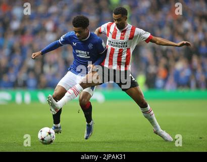 Malik Tillman der Rangers (links) und Cody Gakpo des PSV Eindhoven kämpfen während des Champions-League-Qualifikationsspiel in Ibrox, Glasgow, um den Ball. Bilddatum: Dienstag, 16. August 2022. Stockfoto
