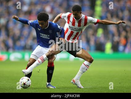 Malik Tillman der Rangers (links) und Cody Gakpo des PSV Eindhoven kämpfen während des Champions-League-Qualifikationsspiel in Ibrox, Glasgow, um den Ball. Bilddatum: Dienstag, 16. August 2022. Stockfoto