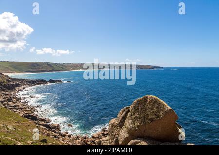 Blick entlang der kornischen Küste in Richtung Sennen, mit Land enden dahinter Stockfoto