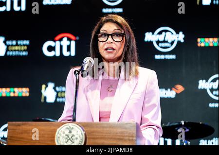 New York City, Usa. 16. August 2022. Caroline Hirsch, Inhaberin von Carolines on Broadway, spricht auf einer Pressekonferenz, um das jährliche New York Comedy Festival anzukündigen. Kredit: SOPA Images Limited/Alamy Live Nachrichten Stockfoto