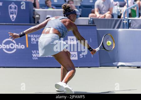 Mason, Ohio, USA. 16. August 2022. Venus Williams (USA) trifft einen Rückhand-Schuss während TuesdayÃs der ersten Runde der Western and Southern Open im Lindner Family Tennis Center, Mason, Oh. (Bild: © Scott Stuart/ZUMA Press Wire) Stockfoto