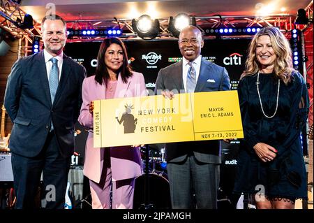New York City, Usa. 16. August 2022. Fred Dixon, President und CEO von NYC & Company, Caroline Hirsch, Eigentümerin von Carolines on Broadway, und der Bürgermeister von New York, Eric Adams (D), halten ein Ticket bereit, um das jährliche New York Comedy Festival anzukündigen. Kredit: SOPA Images Limited/Alamy Live Nachrichten Stockfoto