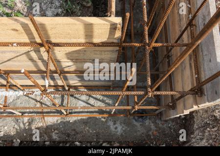 Gebundener Riegel und montierte Schalung aus der Nähe, Draufsicht Stockfoto