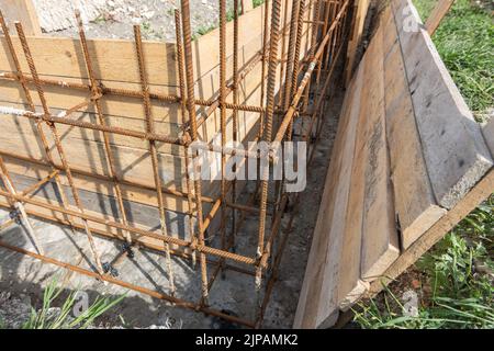 Installation der Schalung beim Bau eines Bandes, flaches Fundament, Nahaufnahme Stockfoto