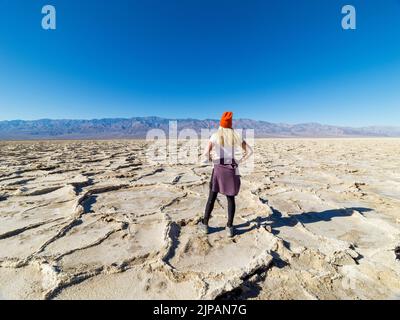 Wanderer bewundern die natürliche Schönheit Bad Water Basin, Salt Flats Death Valley National Park, Kalifornien, Nordamerika, USA Stockfoto