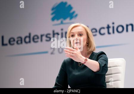 Liz Truss während einer Hustings-Veranstaltung in Perth, Schottland, als Teil der Kampagne, Vorsitzender der Konservativen Partei und nächster Premierminister zu sein. Bilddatum: Dienstag, 16. August 2022. Stockfoto