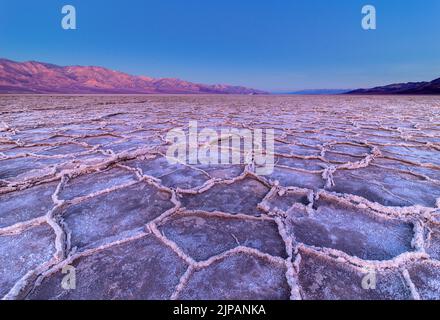 Dämmerung vor Sonnenaufgang Bad Water Basin, Salzebenen, Salzkrusten Death Valley National Park, Kalifornien, Nordamerika, USA Stockfoto