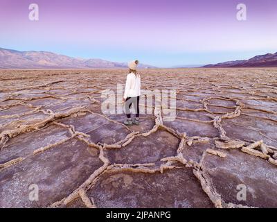 Wanderer genießen die natürliche Schönheit, Dämmerung vor Sonnenaufgang Bad Water Basin, Salzebenen, Salzkrusten Death Valley National Park, Kalifornien, North Ameri Stockfoto