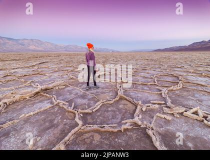 Wanderer genießen die natürliche Schönheit Dämmerung vor Sonnenaufgang Bad Water Basin, Salzebenen, Salzkrusten Death Valley National Park, Kalifornien, North Ameri Stockfoto