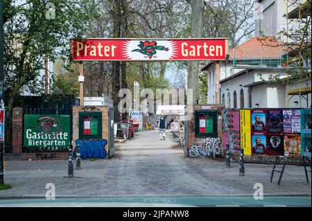 14.04.2022, Berlin, Deutschland, Europa - Eingang zum Biergarten Prater Biergarten an der Kastanienallee im Ostberliner Stadtteil Prenzlauer Berg. Stockfoto