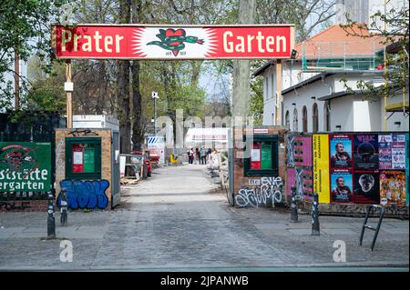 14.04.2022, Berlin, Deutschland, Europa - Eingang zum Biergarten Prater Biergarten an der Kastanienallee im Ostberliner Stadtteil Prenzlauer Berg. Stockfoto