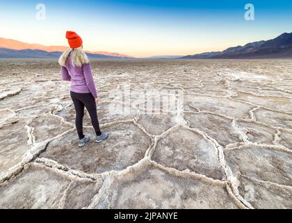 Wanderer genießen die natürliche Schönheit, Dämmerung vor Sonnenaufgang Bad Water Basin, Salzebenen, Salzkrusten Death Valley National Park, Kalifornien, North Ameri Stockfoto