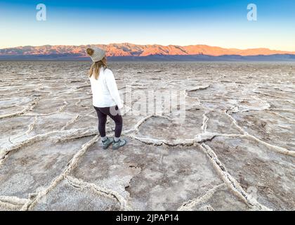 Wanderer genießen die natürliche Schönheit, Dämmerung vor Sonnenaufgang Bad Water Basin, Salzebenen, Salzkrusten Death Valley National Park, Kalifornien, North Ameri Stockfoto