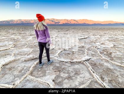 Wanderer genießen den Morgen, Dämmerung vor Sonnenaufgang Bad Water Basin, Salzebenen, Salzkrusten Death Valley National Park, Kalifornien, Nordamerika, USA Stockfoto