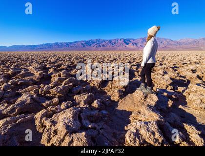 Wanderer genießen Devils Golfplatz Bad Water Basin, Salzebenen, Salzkrusten Death Valley National Park, Kalifornien, Nordamerika, USA Stockfoto