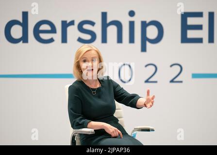 Liz Truss während einer Hustings-Veranstaltung in Perth, Schottland, als Teil der Kampagne, Vorsitzender der Konservativen Partei und nächster Premierminister zu sein. Bilddatum: Dienstag, 16. August 2022. Stockfoto