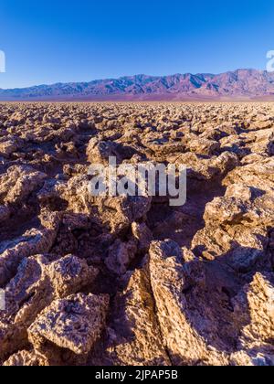 Devils Golfplatz Bad Water Basin, Salzebenen, Salzkrusten Death Valley National Park, Kalifornien, Nordamerika, USA Stockfoto