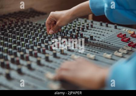 Nahaufnahme Toningenieur Hände mit Mischpult, Software, um neue Songs in professionellen Musikstudio zu erstellen Stockfoto