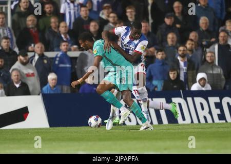 Josh Umerah von Hartlepool United kämpft während des Sky Bet League 2-Spiels zwischen Hartlepool United und Tranmere Rovers am Dienstag, dem 16.. August 2022, im Victoria Park in Hartlepool um den Besitz von Kyle Jameson von Tranmere Rovers. (Kredit: Mark Fletcher | MI News) Kredit: MI Nachrichten & Sport /Alamy Live News Stockfoto