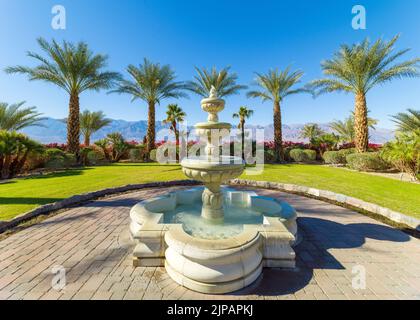 Das INN im Oasis Hotel, Furnace Creek, Swimmingpool und Palmen im Desert Death Valley National Park, Kalifornien, Nordamerika, USA Stockfoto