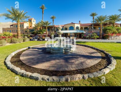 Das INN im Oasis Hotel, Furnace Creek, Swimmingpool und Palmen im Desert Death Valley National Park, Kalifornien, Nordamerika, USA Stockfoto