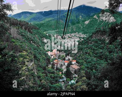 Borjomi, Georgia. 25.. Juni 2022. Blick von der Seilbahn auf die Stadt Borjomi, Georgien. Borjomi ist eine Kurstadt im südlichen Zentrum Georgiens, 160 km von Tiflis entfernt, mit 11.122 Einwohnern. Die Stadt ist bekannt für ihre Mineralwasserindustrie (die die Nummer eins Export von Georgien ist). Die Mineralquellen des Borjomi-Tals wurden vor mehr als tausend Jahren entdeckt. (Bild: © Hendrik Osula/SOPA Images via ZUMA Press Wire) Stockfoto