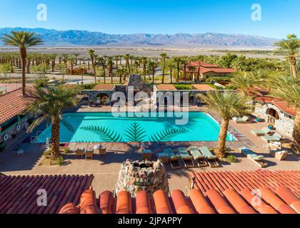 Das INN im Oasis Hotel, Furnace Creek, Swimmingpool und Palmen im Desert Death Valley National Park, Kalifornien, Nordamerika, USA Stockfoto