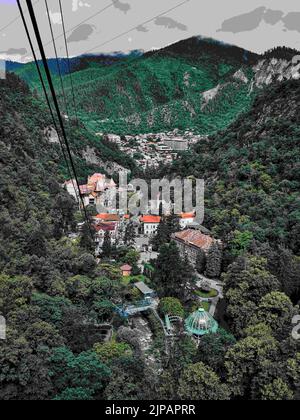 Borjomi, Georgia. 25.. Juni 2022. Blick von der Seilbahn auf die Stadt Borjomi, Georgien. Borjomi ist eine Kurstadt im südlichen Zentrum Georgiens, 160 km von Tiflis entfernt, mit 11.122 Einwohnern. Die Stadt ist bekannt für ihre Mineralwasserindustrie (die die Nummer eins Export von Georgien ist). Die Mineralquellen des Borjomi-Tals wurden vor mehr als tausend Jahren entdeckt. (Bild: © Hendrik Osula/SOPA Images via ZUMA Press Wire) Stockfoto