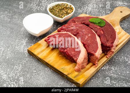 Rohe Picanha-Steaks mit Gewürzen Stockfoto