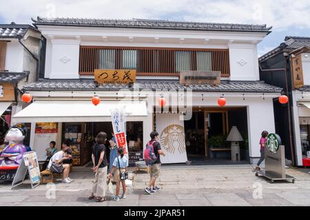 Das Äußere des Starbucks Coffee Shops im Zenko-Ji Tempel im Sommer. Das traditionell japanische Gebäude ist während der COVID-19 voller Kunden Stockfoto