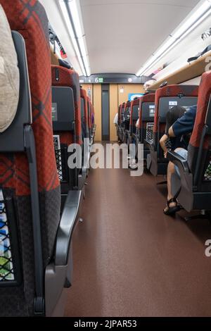 Der regelmäßig reservierte Sitzbereich der japanischen Eisenbahn Hakutaka Bullet Train 557 von Tokio fährt an einem heißen Sommermorgen nach Nagano. Stockfoto