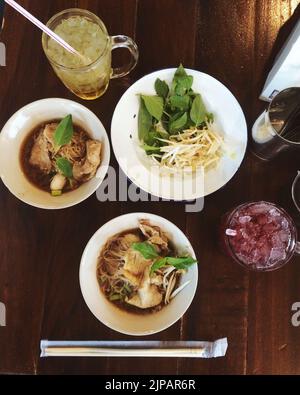 Thailändische Nudelblutsuppe, Bootsnudeln, köstliches Gericht, berühmte thailändische Nudelsuppe. Sagen Sie Moo nam tok Stockfoto