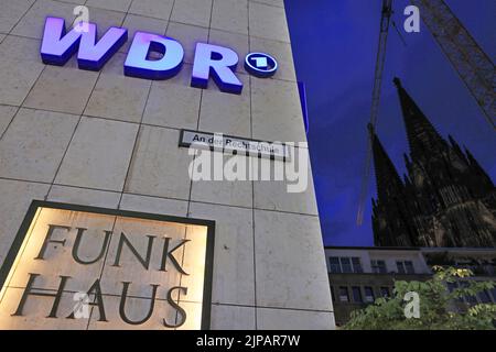 Köln, Deutschland. 16. August 2022. Auf dem Hörfunkgebäude Wallrafplatz hängt ein Logo des WDR (Westdeutscher Rundfunk). Der WDR-Rundfunkrat tagt zu seiner ersten Sitzung, seit WDR-Generaldirektor Tom Buhrw die Leitung der ARD von der zurückgetretenen Generaldirektorin der RBB Patricia Schlesinger übernommen hat. Quelle: Oliver Berg/dpa/Alamy Live News Stockfoto