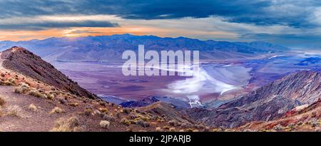 Sonnenuntergang, Dantes Aussicht, Blick über Badwater Basin Salzebenen, über dem Meeresniveau Death Valley Nationalpark, Kalifornien, Nordamerika, USA Stockfoto