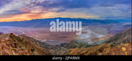 Sonnenuntergang, Dantes Aussicht, Blick über Badwater Basin Salzebenen, über dem Meeresniveau Death Valley Nationalpark, Kalifornien, Nordamerika, USA Stockfoto