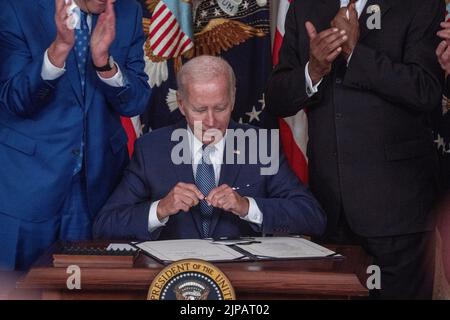 Washington, Usa. 16. August 2022. Präsident Joe Biden unterzeichnet das Gesetz H.R. 5376, den Inflationsminderungsgesetz von 2022, und gibt am 16. August 2022 in Washington DC im Ostsaal des Weißen Hauses eine Rede. Foto von Ken Cedeno/Sipa USA Credit: SIPA USA/Alamy Live News Stockfoto