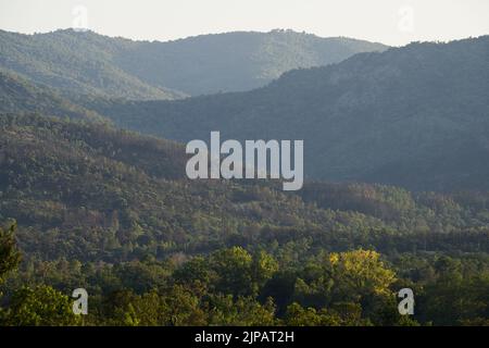 Massiv des Maures bei Sonnenuntergang in der Provence Côte d'Azur, Frankreich Stockfoto