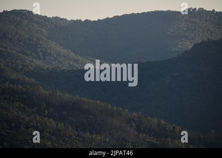 Massiv des Maures bei Sonnenuntergang in der Provence Côte d'Azur, Frankreich Stockfoto