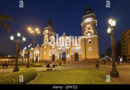 Kathedrale von Lima am Abend Stockfoto