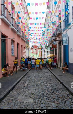 Salvador, Bahia, Brasilien - 22. Juni 2018: Fans Brasiliens werden vor dem Spiel zwischen Brasilien und Costa Rica für die Fußball-Welt 2018 in Pelourinhin gesehen Stockfoto