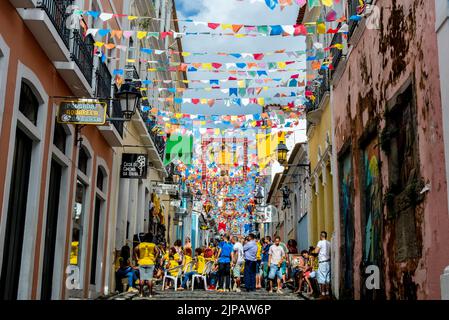 Salvador, Bahia, Brasilien - 22. Juni 2018: Fans Brasiliens werden vor dem Spiel zwischen Brasilien und Costa Rica für die Fußball-Welt 2018 in Pelourinhin gesehen Stockfoto