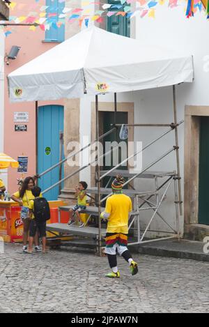 Salvador, Bahia, Brasilien - 22. Juni 2018: Fans Brasiliens werden vor dem Spiel zwischen Brasilien und Costa Rica für die Fußball-Welt 2018 in Pelourinhin gesehen Stockfoto