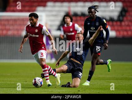 Jay Dasilva (links) von Bristol City entgeht einer Herausforderung von Allan Campbell von Luton Town während des Sky Bet Championship-Spiels am Ashton Gate in Bristol. Bilddatum: Dienstag, 16. August 2022. Stockfoto