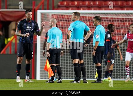 Sonny Bradley von Luton Town (links) chattet nach dem Spiel der Sky Bet Championship in Ashton Gate, Bristol, mit den Spielfunktionären. Bilddatum: Dienstag, 16. August 2022. Stockfoto