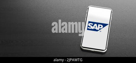 Logo des Softwareunternehmens SAP auf einem Mobiltelefon auf einem Tisch. Speicherplatz kopieren. Webbanner-Format. Stockfoto