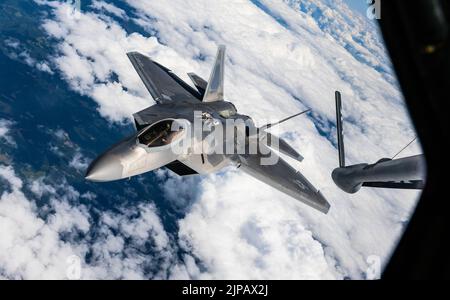 Lask, Polen. 10. August 2022. Ein US Air Force F-22 Raptor Kampfjet, der dem 90. Fighter Squadron zugewiesen wurde, nähert sich während einer NATO Air Shielding Mission am 10. August 2022 über Lask, Polen, einem KC-135 Stratotanker-Tankflugzeug an. Kredit: SSGT. Kevin Long/USA Air Force/Alamy Live News Stockfoto