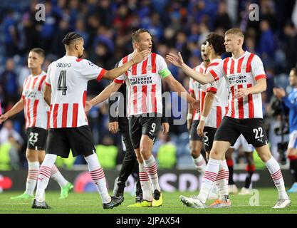 Armando Obispo von PSV Eindhoven begrüßt Luuk de Jong und Jarrad Branthwaite im Anschluss an das Qualifikationsspiel der Champions League in Ibrox, Glasgow. Bilddatum: Dienstag, 16. August 2022. Stockfoto