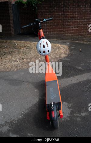 Slough, Großbritannien. 16.. August 2022. Das von der Firma Neurone Mobility betriebene Leihprogramm für E-Scooter in Slough wurde um weitere zwei Jahre verlängert. Die orangen Roller sind beliebt, aber E-Scooter im Allgemeinen wurden kritisiert, wie einige Nutzer Geschwindigkeit auf den Gehwegen und Straßen mit ihnen verursacht Unfälle. Es wurde auch berichtet, dass einige Nutzer bei der Verwendung unter dem Einfluss von Alkohol stehen, insbesondere nachts. Quelle: Maureen McLean/Alamy Live News Stockfoto